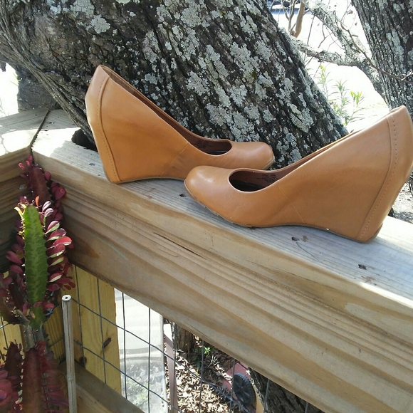 Kenneth Cole Reaction Shoes - Kenneth Cole Reaction caramel leather wedge sz 6.5